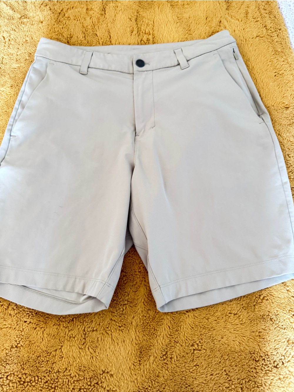 lululemon Men's Light Beige Classic Fit Shorts 7”